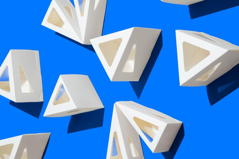 Треугольная картонная упаковка для чизкейков и десертов